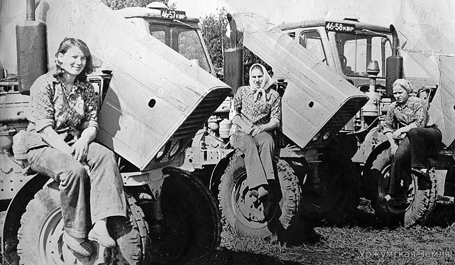 На 1 тракторе работали 60. Женщины трактористки в СССР. СССР колхоз пашут зябь. Тракторист.